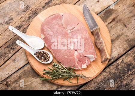 Rohes Steak mit Kräutern und Gewürzen um. Großes Stück frisches Rindfleisch top View-Bild Stockfoto