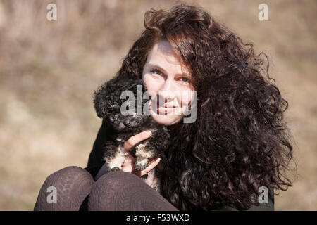 Frau mit Toypudel, Welpen, Black And tan Stockfoto