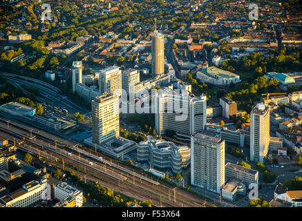 Wolkenkratzer in Essen, der neue Hauptsitz der Schenker neben RAG und Evonik, RWE-Turm, Essen, Ruhrgebiet Stockfoto