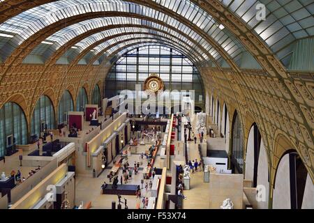 Ehemaliger Bahnhof Bahnhofshalle, Skulpturen-Ausstellung mit den Besuchern des Musée Quai d ' Orsay, Paris, Île-de-France, Frankreich Stockfoto