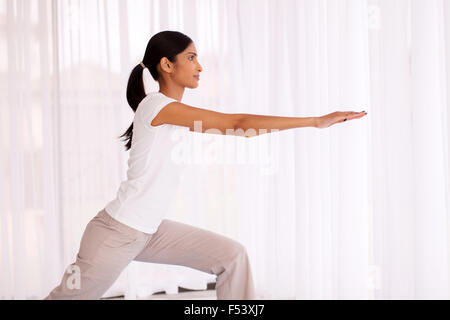 gesunde indische Frau üben Yogaübung zu Hause Stockfoto