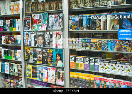 Zeitschriften und touristischen Reiseführern am Kiosk Stand auf der La Rambla in Barcelona Katalonien Spanien ES Stockfoto