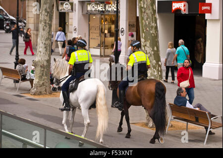 Polizei auf dem Pferderücken auf Straße in Barcelona Katalonien Spanien ES Stockfoto