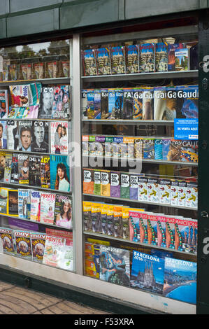 Zeitschriften und touristischen Reiseführern am Kiosk Stand auf der La Rambla in Barcelona Katalonien Spanien ES Stockfoto