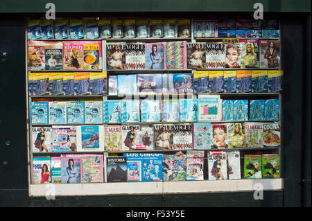 Zeitschriften und touristischen Reiseführern am Kiosk Stand auf der La Rambla in Barcelona Katalonien Spanien ES Stockfoto