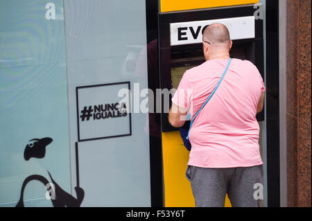 Mann mit Geldautomaten auf Straße in Barcelona Katalonien Spanien ES Stockfoto