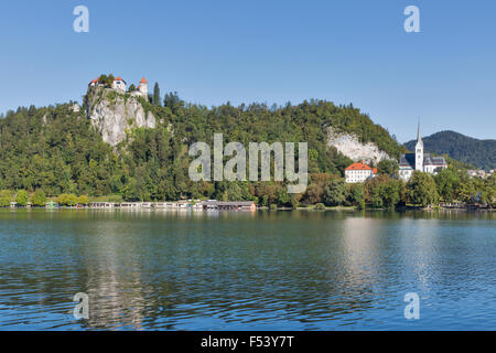 Mittelalterliche Burg und Pfarrkirche St. Martins, mit Blick auf den See von Bled in Slowenien. Einer der malerischen Orte der Nation. Stockfoto