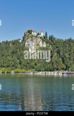 Mittelalterliche Burg mit Blick auf den See von Bled in Slowenien. Einer der malerischen Orte der Nation. Stockfoto