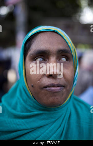 Dhaka, Bangladesch. 26. Oktober 2015. Porträt eines blinden Frauen Thattake teils in den Protest verlangen Bestrafung ihres Verbandes ist secretery. Blinden und behinderte Menschen in Bangladesch Blind deaktiviert Hausierer Welfare Association machte Protest vor Presseclub anspruchsvolle Strafe ihrer Sactery wegen Mordes in Dhaka am 26. Oktober 2015.Arefin Abedin Khans Körper fand in einem Graben bei Dhakas Keraniganj am 14. Oktober Morgen. Er war 28 Jahre alten Sekretariat von Bangladesch blinden behinderten Hausierer Welfare Association und lief einen Elektrogeräte-Shop, im Besitz von seinem Stockfoto