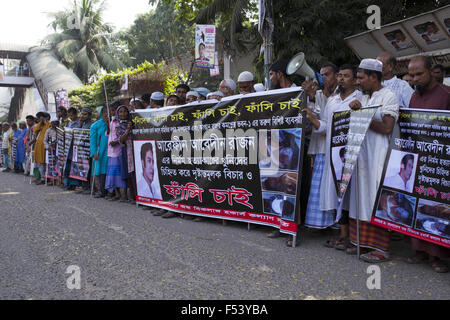 Dhaka, Bangladesch. 26. Oktober 2015. Blinden und behinderte Menschen in Bangladesch Blind deaktiviert Hausierer Welfare Association machte Protest vor Presseclub anspruchsvolle Strafe von ihrer Sekretärin Mord in Dhaka am 26. Oktober 2015.Arefin Abedin Khans Körper fand in einem Graben bei Dhakas Keraniganj am 14. Oktober Morgen. Er war 28 Jahre alten Sekretariat von Bangladesch blinden behinderten Hausierer Welfare Association und lief einen Elektrogeräte-Shop, im Besitz seines Vaters, des Kaptanbazar-komplexes Einkaufszentrum in Dhaka.He erhielt einen Anruf am 13. Oktober abends, nach Stockfoto