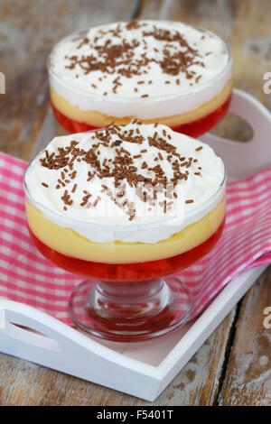 Erdbeer-Trifle Dessert mit frischer Sahne und bestreut mit Schokolade Stockfoto