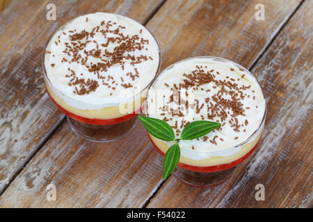 Traditionelles englisches trifle Dessert auf rustikalen Holzoberfläche Stockfoto