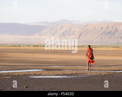 Massai-Krieger Tracht rot im getrockneten Teil des Natron-See im Norden von Tansania, Afrika. Stockfoto