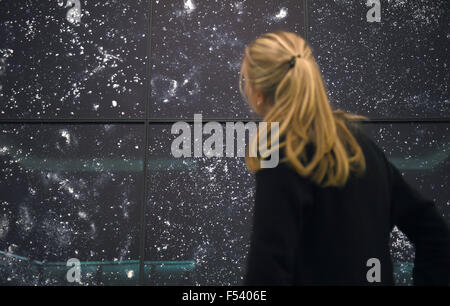 Bremen, Deutschland. 27. Oktober 2015. Ein Besucher schaut auf die Lithographien "Stars" aus 2009 von Ugo Rondinone in der Kunsthalle Bremen, Deutschland, 27. Oktober 2015. Die Ausstellung "Theater des Lichts. Von Rembrandt bis Turrell "über 60 arbeiten auf Papier zeigt, wie Künstler Licht während der letzten vier Jahrhunderte dargestellt haben. Die Ausstellung ist bis zum 14. Februar 2016 zu sehen. Foto: CARMEN JASPERSEN/Dpa/Alamy Live News Stockfoto