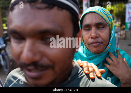 Dhaka, Bangladesch. 26. Oktober 2015. Blinden und behinderte Menschen in Bangladesch Blind deaktiviert Hausierer Welfare Association machte Protest vor Presseclub anspruchsvolle Strafe von ihrer Sekretärin Mord in Dhaka am 26. Oktober 2015. Arefin Abedin Khans Körper fand am 14. Oktober in einem Graben bei Dhakas Keraniganj Morgen. Bildnachweis: Zakir Hossain Chowdhury Zakir/Alamy Live-Nachrichten Stockfoto