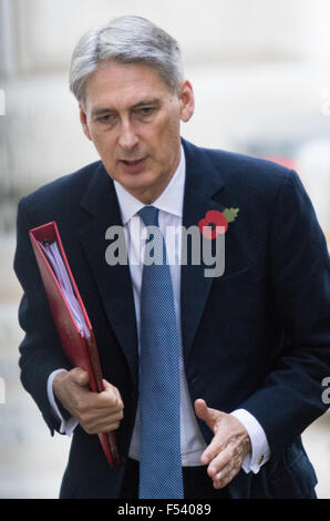 Downing Street, London, UK. 27. Oktober 2015. Außenminister Philip Hammond Arives in 10 Downing Street. Bildnachweis: Paul Davey/Alamy Live-Nachrichten Stockfoto