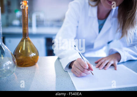 Wissenschaftler arbeiten im Labor Stockfoto