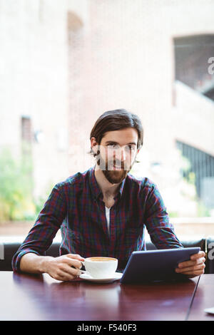 Hipster-Student mit Tablet in Kantine Stockfoto