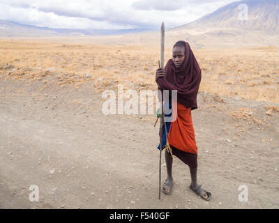 Junge Massai-Krieger auf dem Weg zum Lake Natron. Oldoinyo Lengai (Gottesberg in der Massai-Sprache) im Hintergrund. Stockfoto