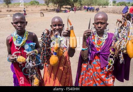 Massai-Frauen bieten Souvenirs (hauptsächlich traditionelle Schmuck) zu den Touristen in Arusha Region, Tansania, Afrika. Stockfoto