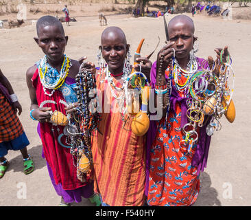 Massai-Frauen bieten Souvenirs (hauptsächlich traditionelle Schmuck) zu den Touristen in Arusha Region, Tansania, Afrika. Stockfoto