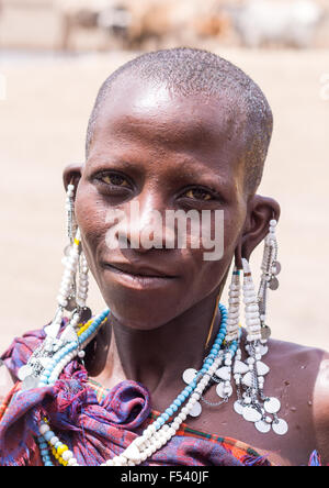 Massai Frau in Arusha Region, Tansania, Afrika, Verkauf von Souvenirs - vor allem handgemachte Schmuck - für ausländische Besucher. Stockfoto
