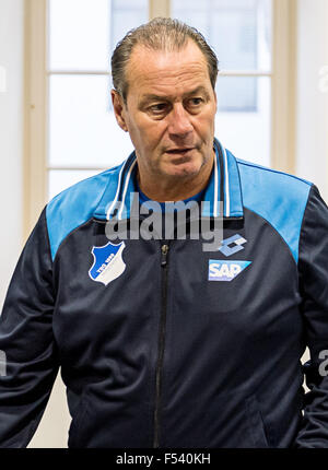 Zuzenhausen, Deutschland. 27. Oktober 2015. Huub Stevens, der neue Trainer der TSG 1899 Hoffenheim, kommt zu einer Pressekonferenz in Zuzenhausen, Deutschland, 27. Oktober 2015. Foto: WOLFRAM KASTL/Dpa/Alamy Live-Nachrichten Stockfoto