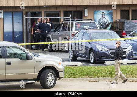 Davenport, Iowa, USA. 26. Oktober 2015. Davenport Polizei verlassen die US Navy Recruiting Office auf der Armed Forces Recruiting Center 710 E. Kimberly Rd, Davenport, Iowa, nachdem ein bewaffneter das Feuer eröffnet. © Louis Brems/Quad-Stadt-Zeiten / ZUMA Draht/Alamy Live News Stockfoto