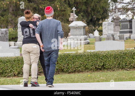 Davenport, Iowa, USA. 26. Oktober 2015. Menschen umarmen einander, nachdem ein bewaffneter das Feuer am Armed Forces Recruiting Center 710 E. Kimberly Rd, Davenport, Iowa eröffnet. © Louis Brems/Quad-Stadt-Zeiten / ZUMA Draht/Alamy Live News Stockfoto