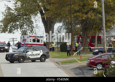 Davenport, Iowa, USA. 26. Oktober 2015. Davenport Polizei schließen E. 39th Street zwischen Davenport Ave und E. 38th Street nach einem Amokläufer eröffneten das Feuer auf die Streitkräfte Recruiting Center an 710 E. Kimberly Rd, Davenport, Iowa. © Louis Brems/Quad-Stadt-Zeiten / ZUMA Draht/Alamy Live News Stockfoto