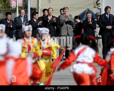 Xi ' an, der chinesischen Provinz Shaanxi. 27. Oktober 2015. König der Niederlande Willem-Alexander (3. R Front) schätzt eine Taille-Trommel-Performance in Ansai Landkreis in Yan'an, Nordwesten der chinesischen Provinz Shaanxi, 27. Oktober 2015. Willem-Alexander in Yan'an angekommen Dienstag für einen Besuch. © Li Yibo/Xinhua/Alamy Live-Nachrichten Stockfoto