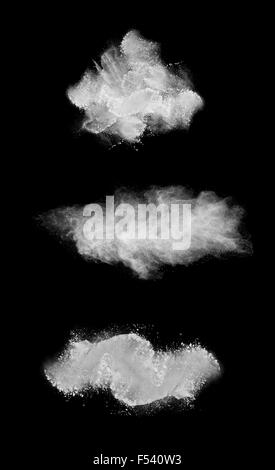 Abstrakte Muster der weiße Pulverwolke vor einem dunklen Hintergrund Stockfoto