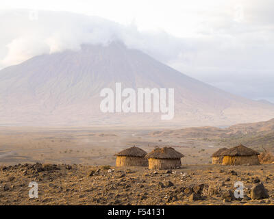 Massai-Dorf vor dem Oldoinyo Lengai in Arusha Region, Tansania, Afrika. Stockfoto