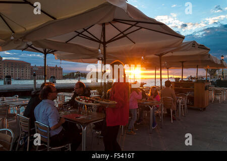 Restaurants und Bars von Canale Della Giudecca OKE Pizza Restaurant bei Sonnenuntergang in Venedig, Italien Stockfoto