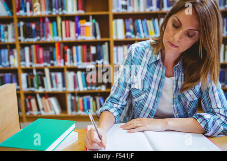 Ältere Schüler in der Bibliothek Stockfoto