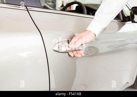 Mann hält ein Auto Türgriffe Stockfoto