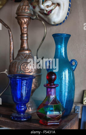 Alte orientalische Krug und blaue Flaschen Stockfoto