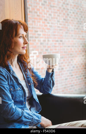 Ältere Schüler mit Kaffee im café Stockfoto