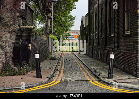 Shuttle-Straße in Spitalfields in der Nähe von Whitechapel Blick in Allen Gärten und den oberirdischen Gleisen Stockfoto