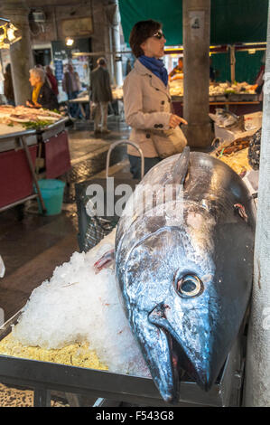 Frau shopping für Fisch in der Pescheria Fisch Markt der Mercato di Rialto, Venedig, Italien Stockfoto