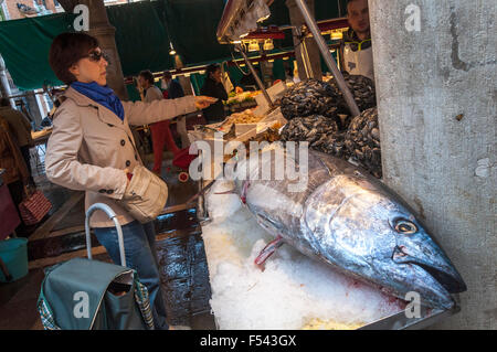 Frau shopping für Fisch in der Pescheria Fisch Markt der Mercato di Rialto, Venedig, Italien Stockfoto