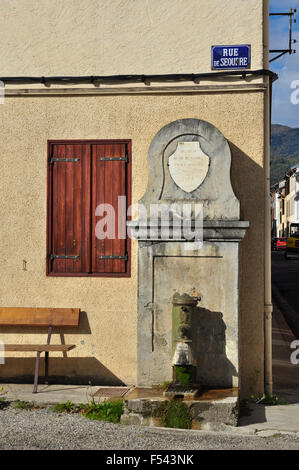 Wasser-Hydranten (getragen Fontaine Hydrant), Rue de Seourre, Saurat, Ariege, Midi-Pyrenäen, Frankreich Stockfoto