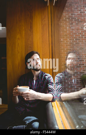 Hipster-Student Kaffeetrinken in Kantine Stockfoto