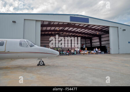 Bankett, festgehalten in einem Flugzeughangar. Stockfoto