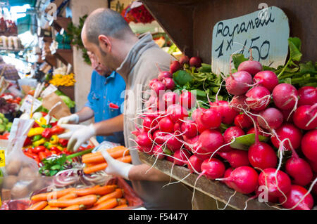 Shopping für Obst und Gemüse an die Erberia der pflanzlichen Teil des Mercato di Rialto, Venedig, Italien Stockfoto