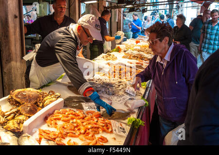 Frau shopping für Fisch in der Pescheria Fisch Markt der Mercato di Rialto, Venedig, Italien Stockfoto