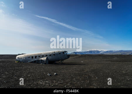 Trümmer von einem alten Flugzeugabsturz auf sollen schwarzen Sandstrand, South Coast Island Stockfoto