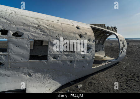 Trümmer von einem alten Flugzeugabsturz auf sollen schwarzen Sandstrand, South Coast Island Stockfoto