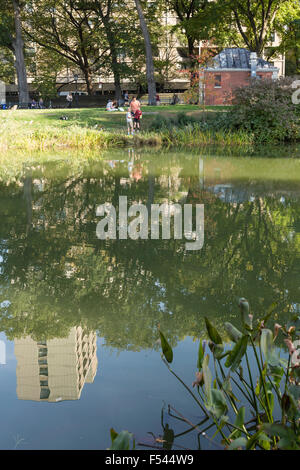 Das Harlem Meer ist ein kleines Gewässer am nördlichen Rand des Central Park in New York City, USA Stockfoto