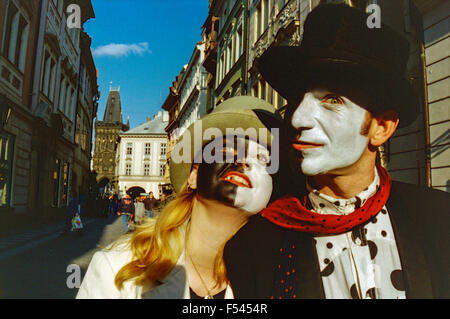 Prager Straßenkünstler Ein Paar Maskenmimes, Pierrot's im Zentrum von Prag, Paar in der Celetna Straße in der Nähe des Altstädter Platzes, Prag, Europa Stockfoto